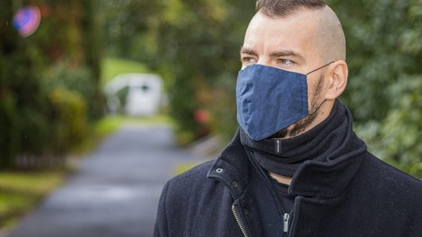 Sedemdnevno povprečje okužb se je zmanjšalo na 706
