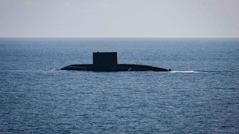 Indonezijska vojska išče podmornico s 53 mornarji