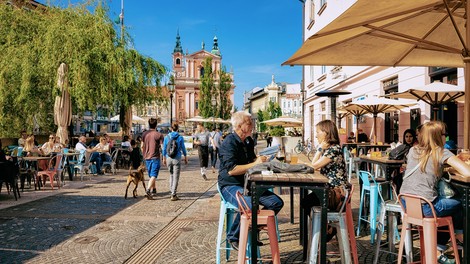 Omogočeno naj bi bilo ponovno gibanje med regijami, prireditve do 100 ljudi, odprle se bodo vse gostinske terase