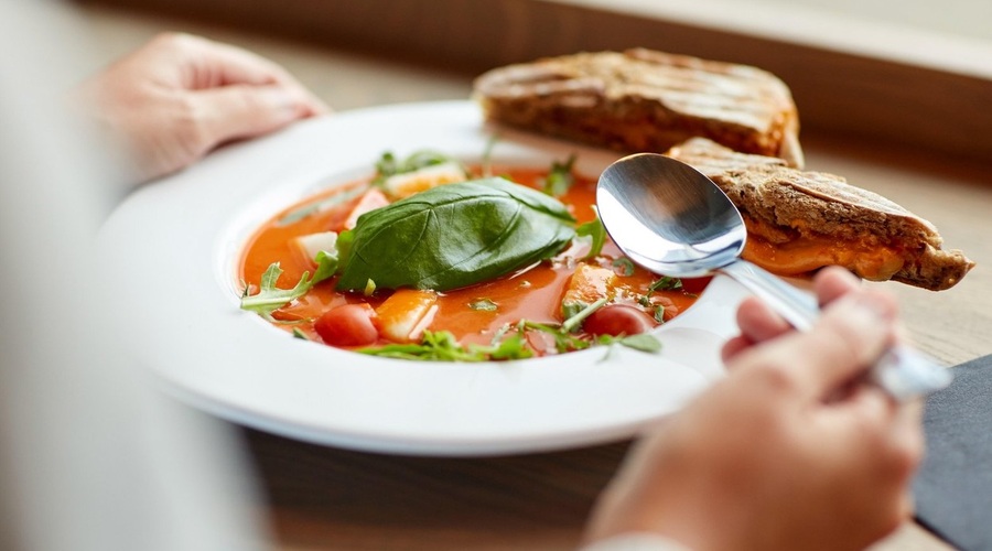 Kaj lahko jeste pred in po cepljenju proti covidu? To svetujejo nutricionisti! (foto: profimedia)