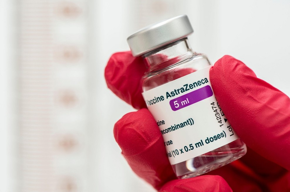 Cepljeni 80+ s podobno zaščito pri Pfizerju in AstraZeneci (celični odziv celo močnejši pri AstraZeneci) (foto: profimedia)