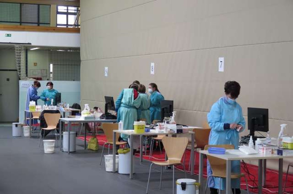 Danes bodo cepili tudi maturante, prijavilo se je 2625 od skupaj 17.803 vseh maturantov (foto: Andreja Seršen/STA)