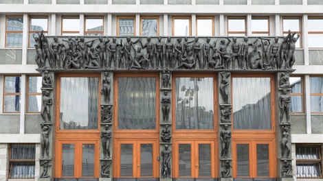 Poslanci z 42 glasovi za in 46 proti zavrnili vladni predlog o združitvi regulatorjev