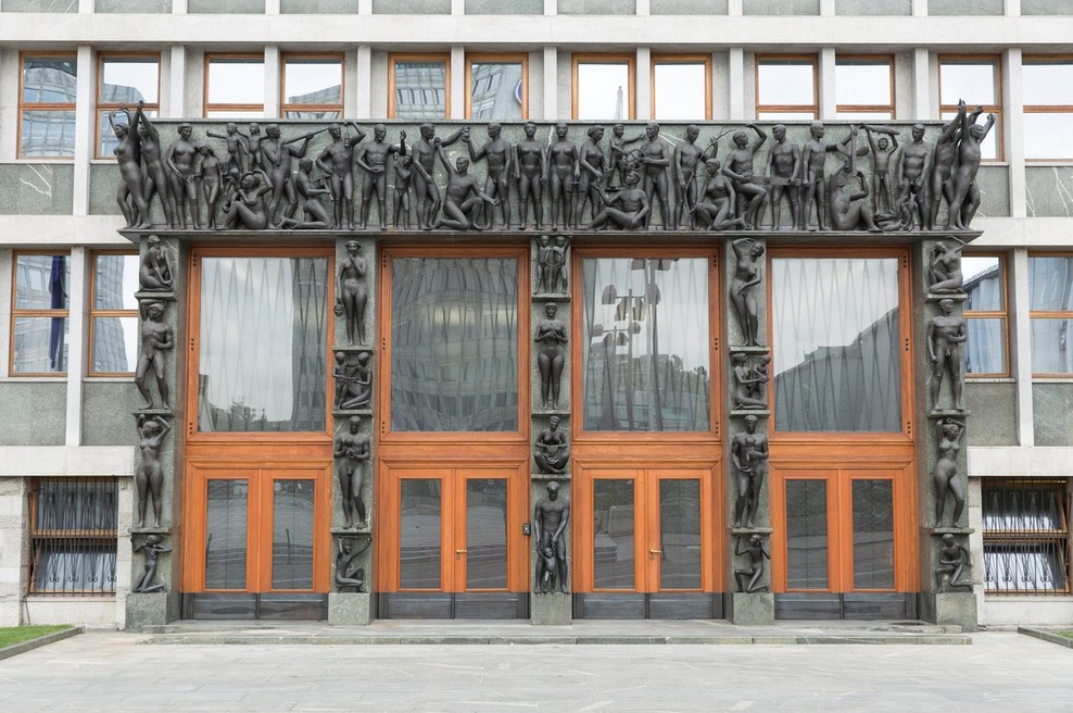 Poslanci z 42 glasovi za in 46 proti zavrnili vladni predlog o združitvi regulatorjev (foto: profimedia)