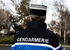 Moški dvakrat zabodel uslužbenko francoske policije, ki je umrla na kraju dogodka