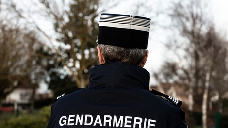 Moški dvakrat zabodel uslužbenko francoske policije, ki je umrla na kraju dogodka