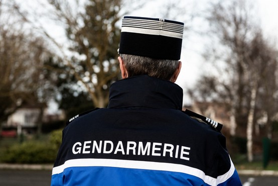 Moški dvakrat zabodel uslužbenko francoske policije, ki je umrla na kraju dogodka