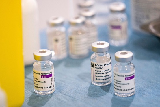 Obsežna študija pokazala, da cepivi  Pfizerja in AstraZenece močno zmanjšata možnosti za okužbo