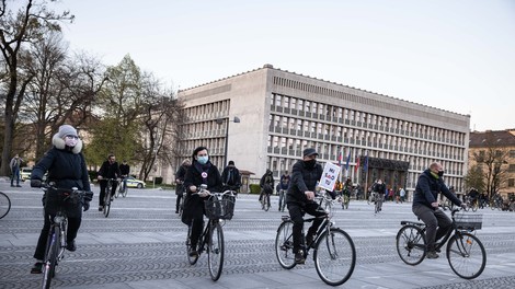 Protestno kolesarjenje na Trgu republike v Ljubljani spet oživelo