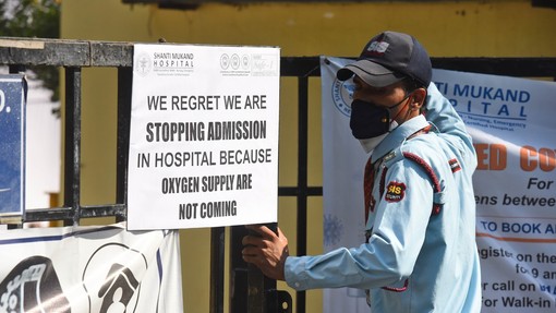 Indija postaja nov epicenter pandemije, številne države omejujejo povezave