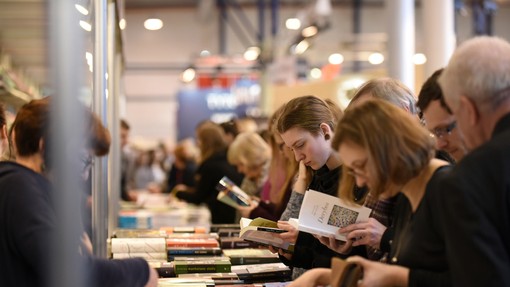 Britanci po odprtju množično derejo v knjigarne, 'obnašajo se kot otroci v slaščičarni'