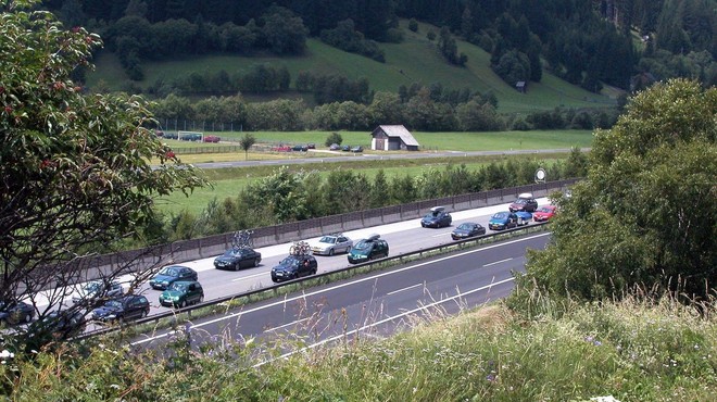 Po sprostitvi ukrepov spet povečan promet na slovenskih cestah, zlasti proti morju (foto: profimedia)