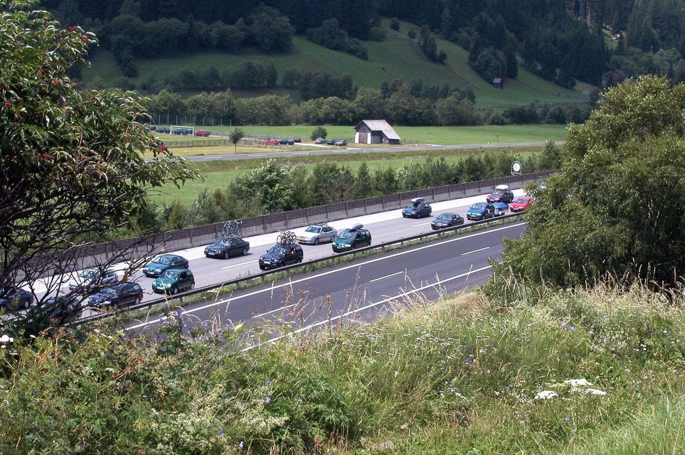 Po sprostitvi ukrepov spet povečan promet na slovenskih cestah, zlasti proti morju (foto: profimedia)