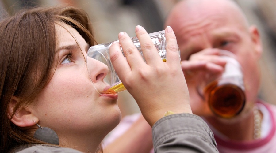 Psihologinja Mirjana Nazor: "Ljudje se počutijo frustrirane in to rešujejo z alkoholom!" (foto: profimedia)