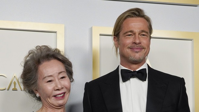 Brad Pitt s svojo frizuro na oskarjih sprožil burno debato na Twitterju (foto: profimedia)