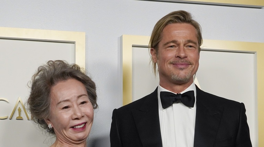 Brad Pitt s svojo frizuro na oskarjih sprožil burno debato na Twitterju (foto: profimedia)