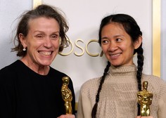 Film Dežela nomadov je na oskarjih prejel zlati kipec za najboljši film, najboljšo režijo in glavno žensko vlogo