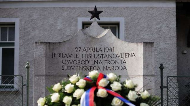 Spomenik Osvobodilne fronte slovenskega naroda (OF) pred Vidmarjevo vilo pod Rožnikom, v kateri so leta 1941 ustanovili Osvobodilno fronto. (foto: Daniel Novakovič/STA)