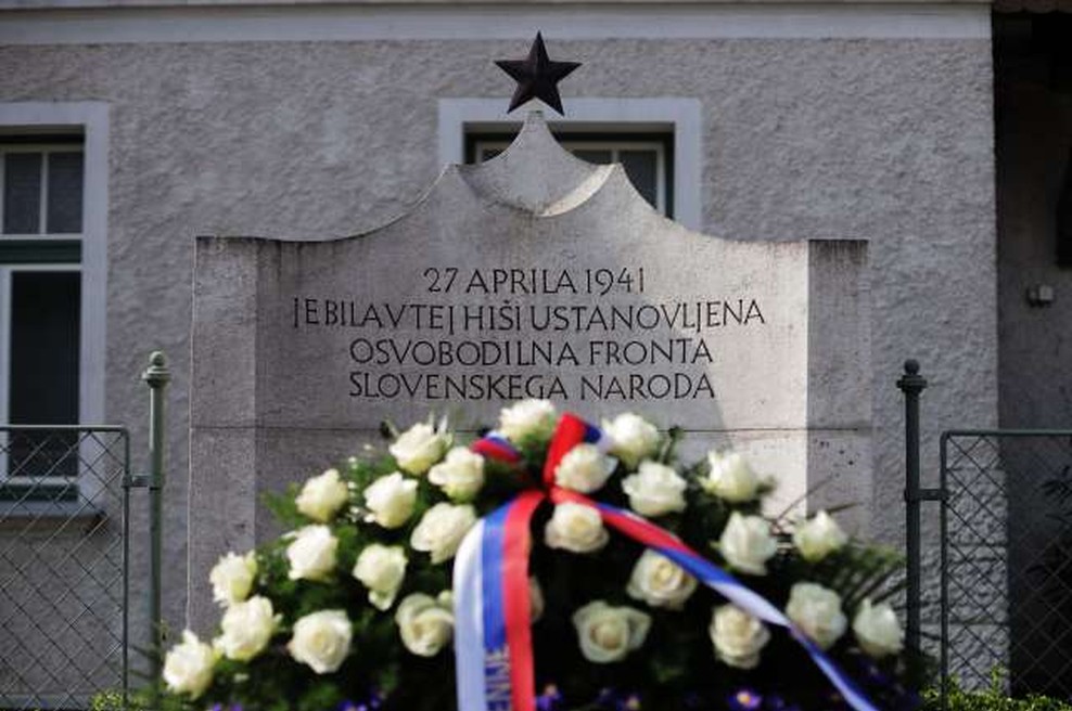Spomenik Osvobodilne fronte slovenskega naroda (OF) pred Vidmarjevo vilo pod Rožnikom, v kateri so leta 1941 ustanovili Osvobodilno fronto. (foto: Daniel Novakovič/STA)