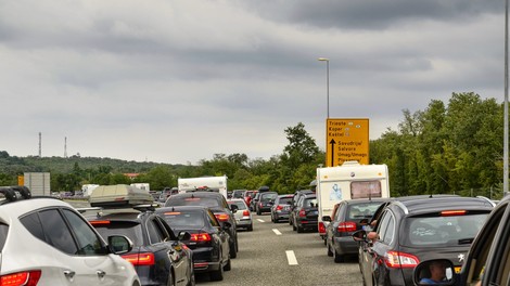 Zaradi praznika bo popoldne pričakovan povečan promet na cestah proti urbanim središčem