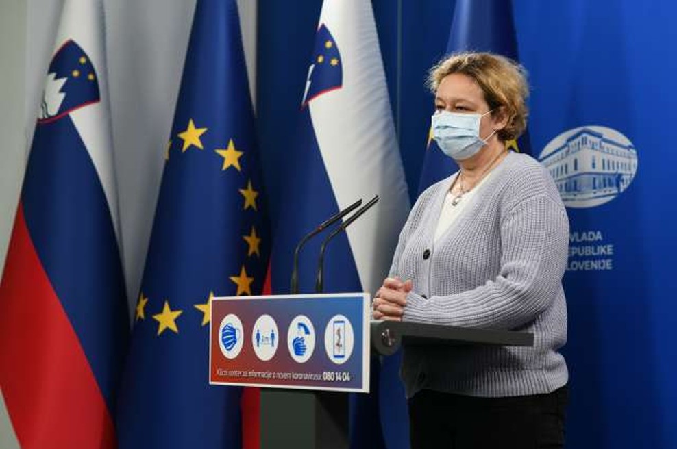 Svetovalna skupina naj bi vladi predlagala dopolnitev semaforja v rumeni fazi (foto: Tamino Petelinšek/STA)