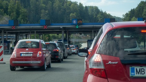 Ukinjajo se kontrolne točke na meji z Avstrijo in Italijo, omejitev zbiranja ostaja