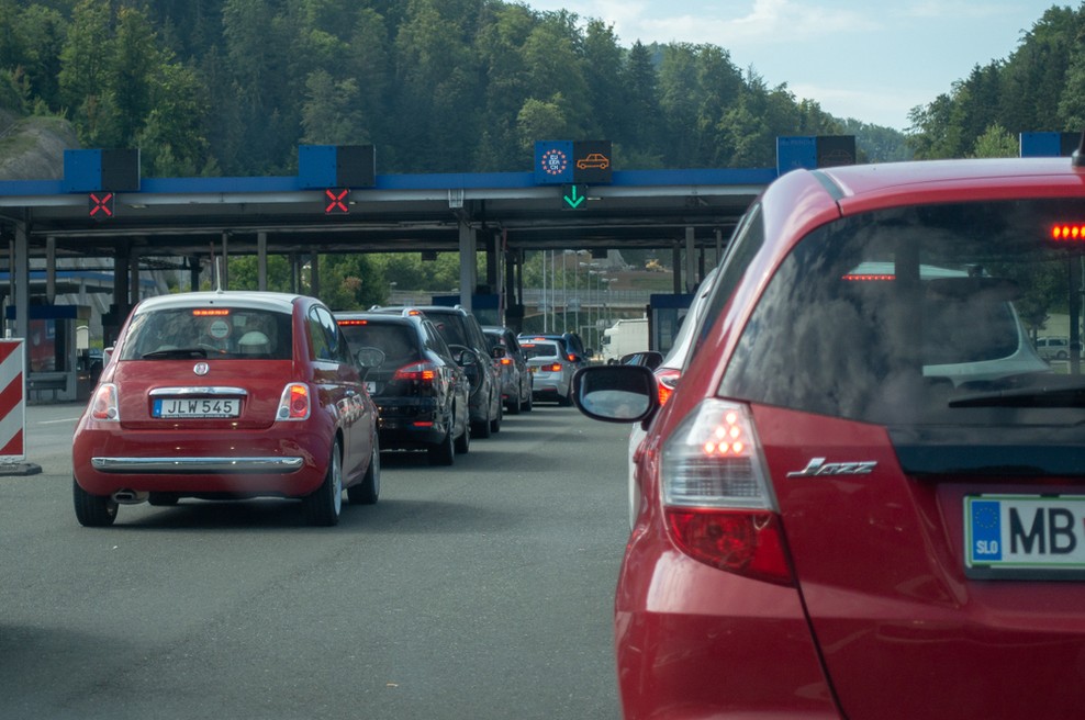 Ukinjajo se kontrolne točke na meji z Avstrijo in Italijo, omejitev zbiranja ostaja (foto: Shutterstock)