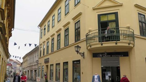 Pet minut pred dvanajsto se bosta z balkonov kulturnih institucij zaslišali živa glasba in beseda