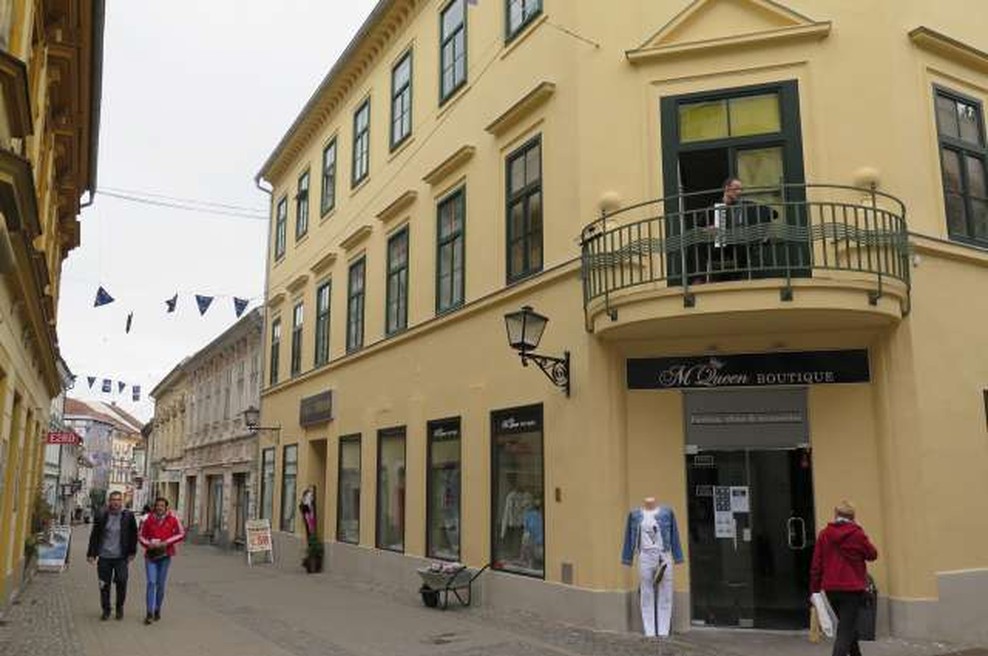 Pet minut pred dvanajsto se bosta z balkonov kulturnih institucij zaslišali živa glasba in beseda (foto: Andreja Seršen Dobaj/STA)