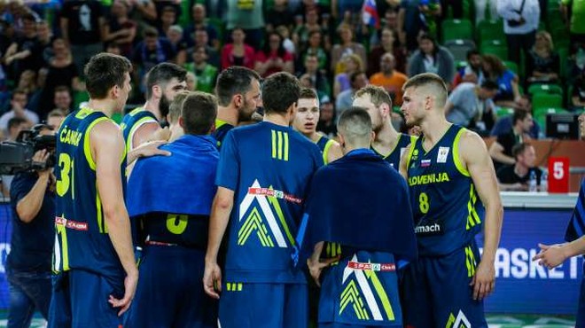 Slovenski košarkarji v Kölnu z Nemčijo, Litvo, Francijo, Madžarsko in BiH (foto: Anže Malovrh/STA)