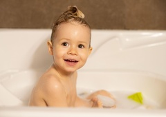 V nekaterih dodatkih otroškim kopelim tudi azobarvila in dišave