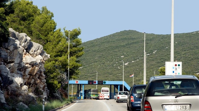 Na meji s Hrvaško bo od polnoči veljalo nekaj milejših ukrepov pri prehodu meje (foto: profimedia)