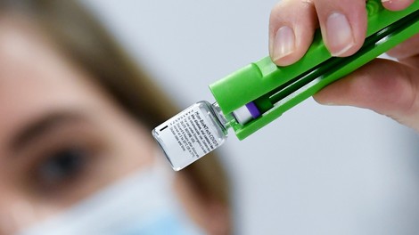 Pfizer in BioNTech na Emo naslovila zahtevek za cepljenje najstnikov od 12 do 15 let