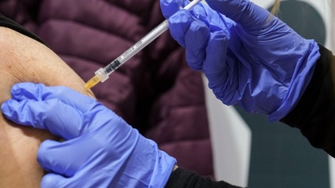 62 prijav resnih neželenih učinkov po cepljenju proti covidu-19