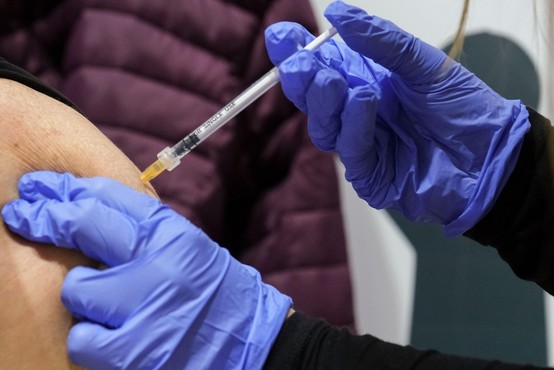 62 prijav resnih neželenih učinkov po cepljenju proti covidu-19