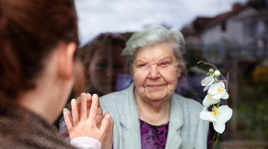 V Sloveniji v zadnjem četrtletju 2020 umrlo 64,8 odstotka več ljudi, kot v istem obdobju 2019 (foto: Shutterstock)