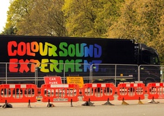 V Liverpoolu poskusna zabava brez mask in medsebojne razdalje s pet tisoč udeleženci