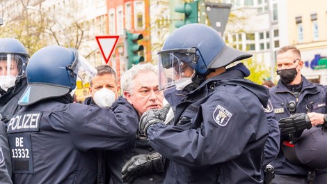 Na berlinskem protestu aretirali več kot 250 ljudi, v Parizu policija uporabila solzivec