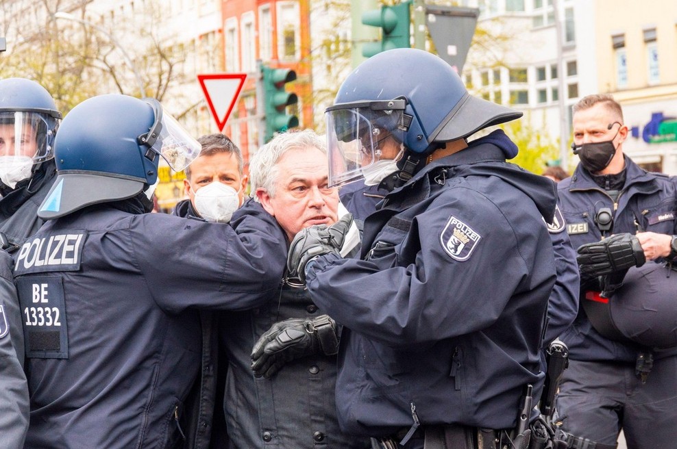 Na berlinskem protestu aretirali več kot 250 ljudi, v Parizu policija uporabila solzivec (foto: profimedia)