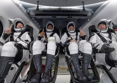 Posadka kapsule podjetja SpaceX s štirimi astronavti uspešno pristala v Mehiškem zalivu