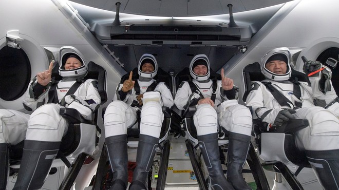 Posadka kapsule podjetja SpaceX s štirimi astronavti uspešno pristala v Mehiškem zalivu (foto: profimedia)