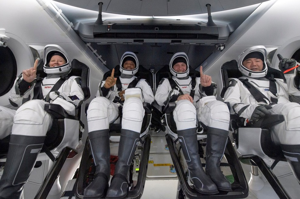Posadka kapsule podjetja SpaceX s štirimi astronavti uspešno pristala v Mehiškem zalivu (foto: profimedia)
