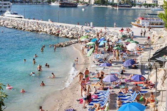 Na Hrvaškem v prvih štirih mesecih 10 odstotkov manj turistov