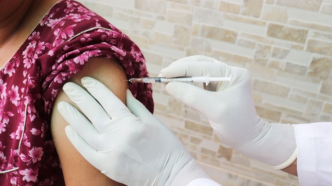 V tem tednu cepljenje starejših od 50 let, precej cepiva ostaja neporabljenega (foto: Profimedia)