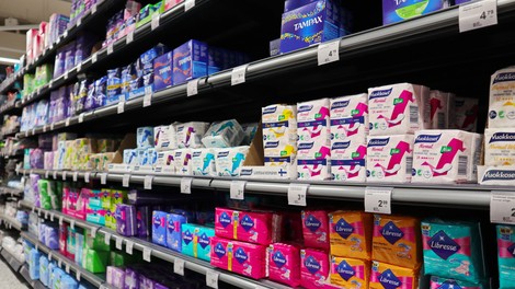 Higienski vložki, tamponi in nekateri drugi menstrualni higienski pripomočki so od danes manj obdavčeni