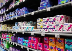 Higienski vložki, tamponi in nekateri drugi menstrualni higienski pripomočki so od danes manj obdavčeni