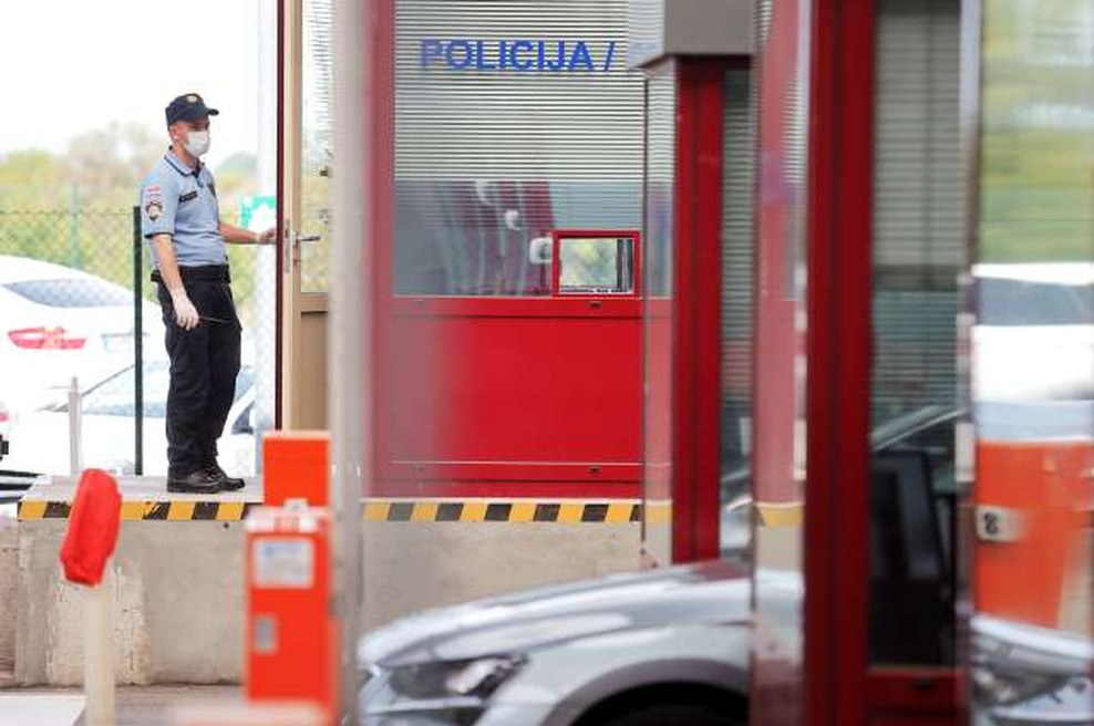 Potniški promet čez mejne prehode s Hrvaško lani za več kot polovico manjši kot v 2019 (foto: Daniel Novakovič/STA)