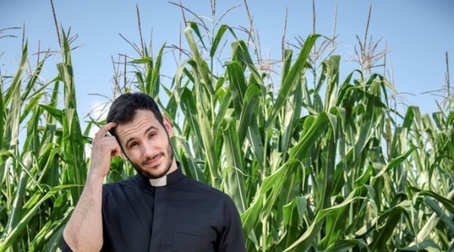 Priljubljeni župnik iz Lokvice (Šverc komerc) razkril skrivnosti, ki jih zanj prinaša letošnje leto (foto: POP TV)