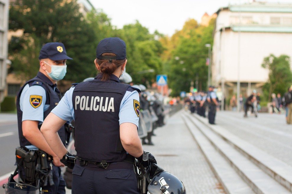 Zbiranje ostaja omejeno na 10 ljudi, a z omejitvijo ene osebe na 20 kvadratnih metrov (foto: Shutterstock)