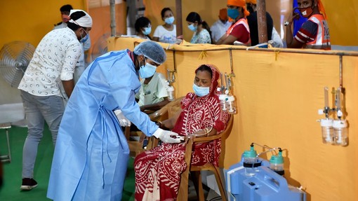 V Indiji več kot 400 tisoč dnevnih okužb petič v tednu dni